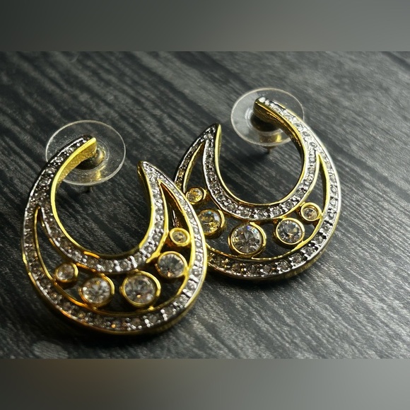 BUTLER Classic Crystal Earrings with Goldtone Finish. Absolutely Stunning - Picture 9 of 13